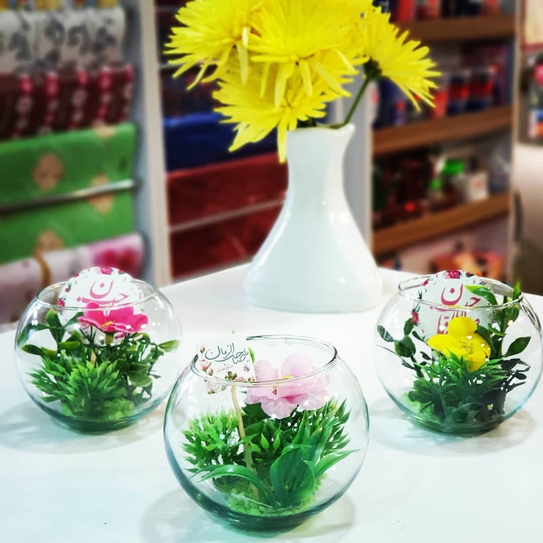 تُنگ شیشه ای تزیین شده