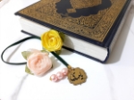 نشان کتاب و قرآن گل رنگی روبانی