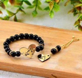 دستبند به همراه گیره روسری طرح یا حسین - مشکی