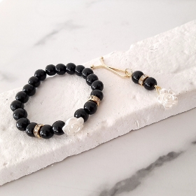 دستبند به همراه گیره روسری طرح گل دار - مشکی