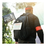 تصویر  پرچم دست بزرگسال طرح اربعین گویم دمادم تا حرم ذکر تعجیل فرج در هر قدم