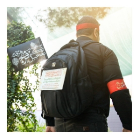 تصویر  پرچم دست بزرگسال طرح اربعین گویم دمادم تا حرم ذکر تعجیل فرج در هر قدم