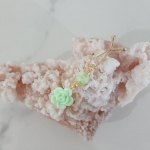 تصویر  گیره روسری با آویز گل