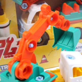 تصویر  آچار به دست - بیل مکانیکی