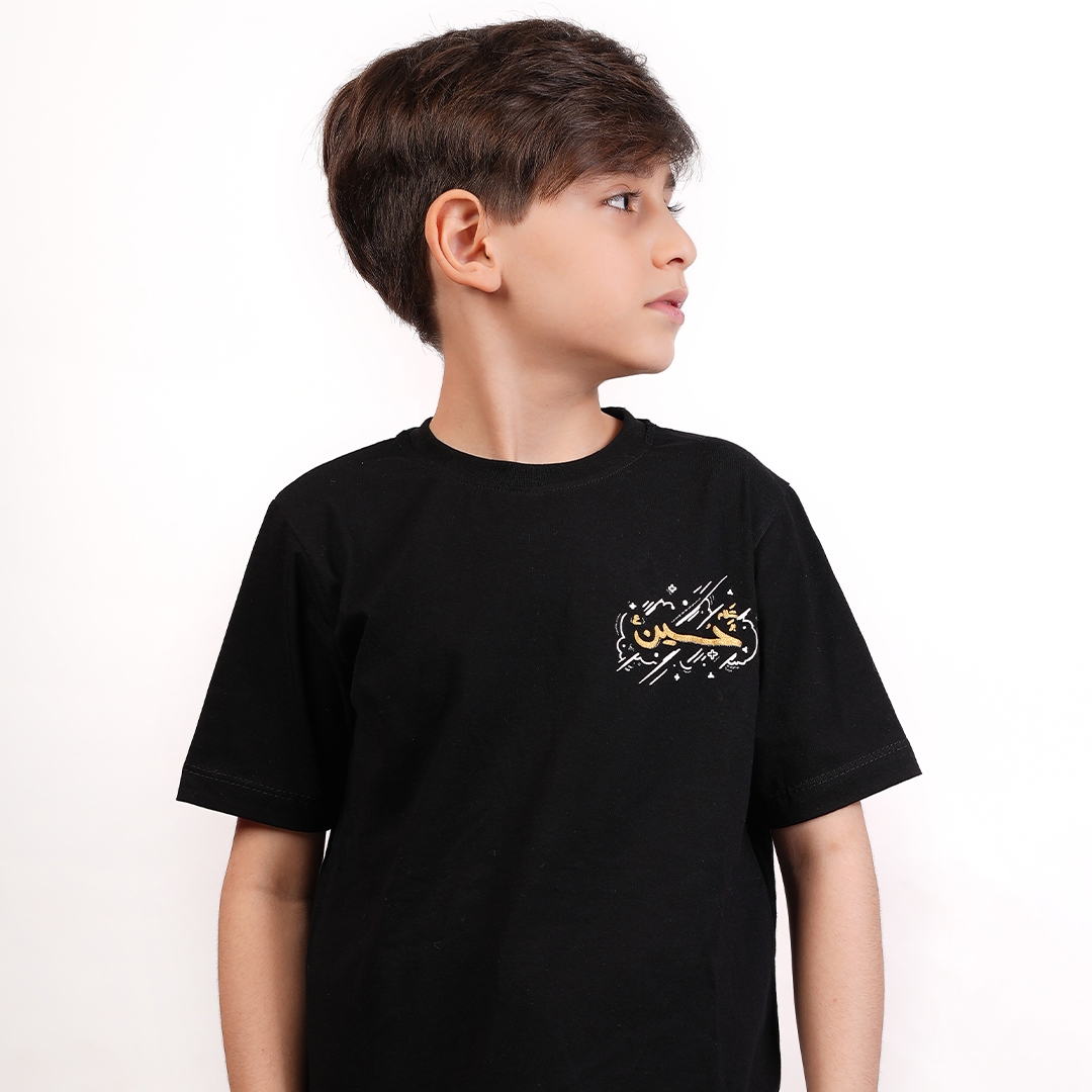 تصویر  تیشرت مشکی پسرانه طرح سلام بر حسین