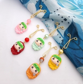 تصویر  گیره روسری عروسکی طرح یا علی مدد