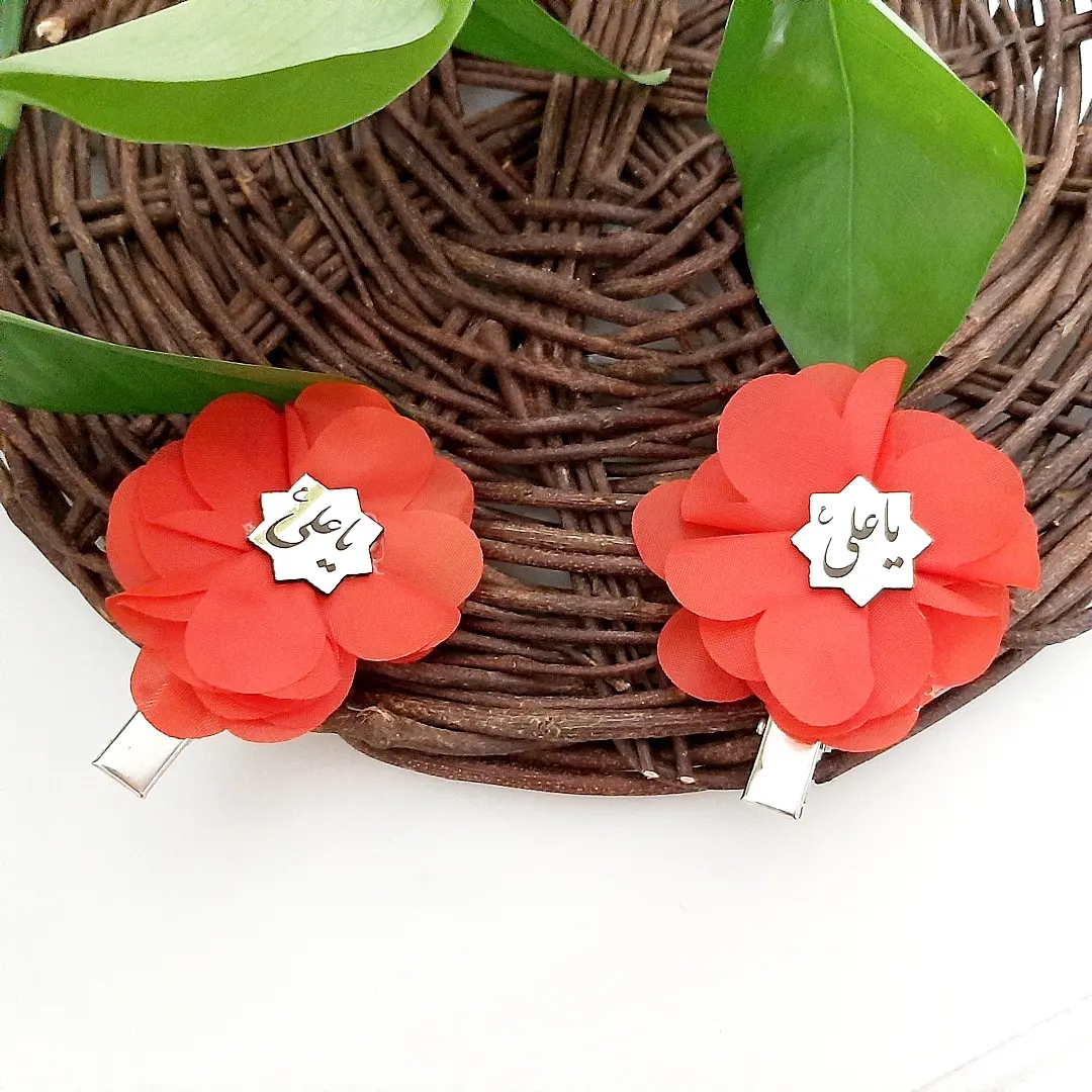 گل سر پلاک دار قرمز - یا علی