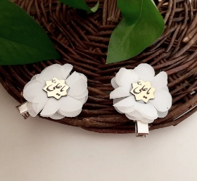 گل سر پلاک دار سفید - یا علی