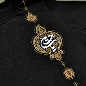 تصویر  تیشرت مشکی آستین بلند طرح یا حسین اسلیمی