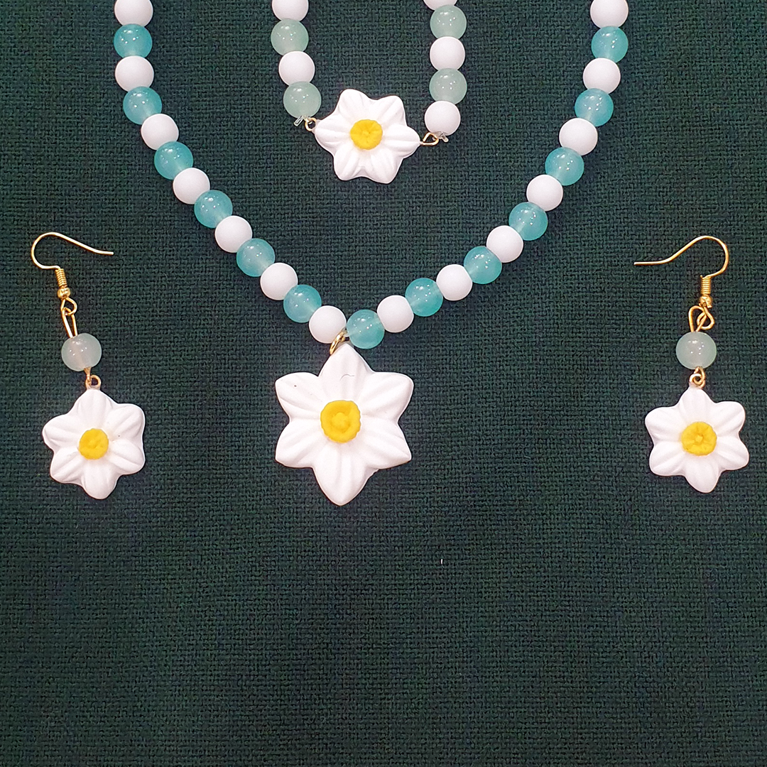 ست گردنبند و دستبند و گوشواره با آویز گل نرگس- هدیه نیمه شعبان- هدیه دخترانه