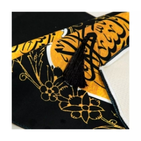 بیرق سه عددی حسین منی و انا من حسین دو طرف عباس بن علی و زینب کبری