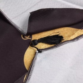 بیرق سه عددی حسین منی و انا من حسین دو طرف عباس بن علی و زینب کبری