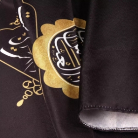 بیرق سه عددی حسین منی و انا من حسین دو طرف عباس بن علی و زینب کبری