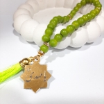 خرید تسبیح 33 دانه پلاک دار امام عصر - سبز کم رنگ- مد 6701- فروشگاه دیدار